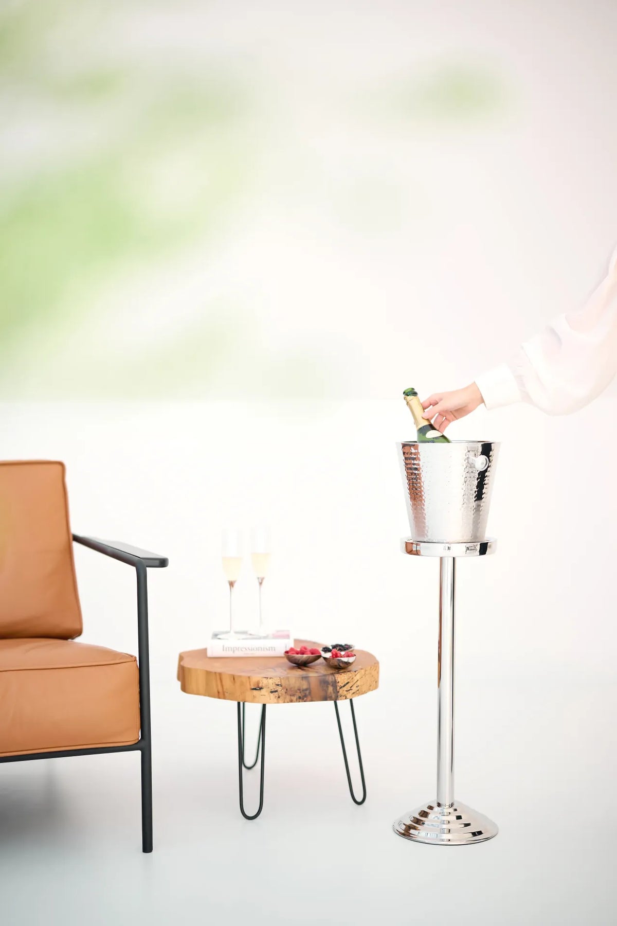Valencia Wijnkoeler met Standaard – Gehamerd RVS – H 83 cm