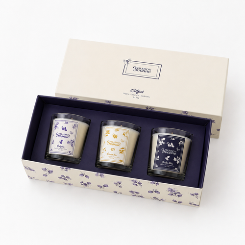 Coffret Maison Yvonne ouvert avec trois mini bougies parfumées en verre à fleurs bleues
