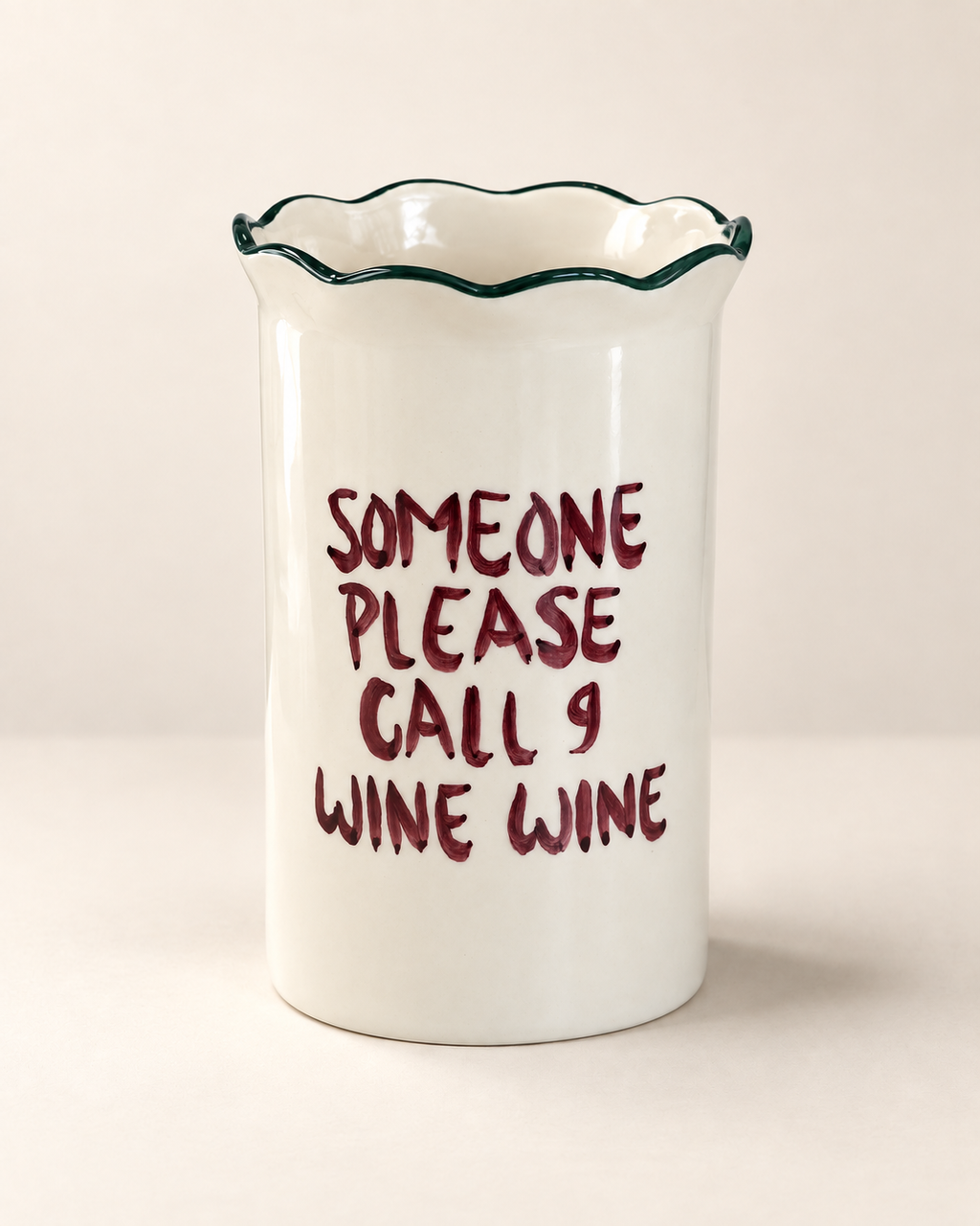 Wijnkoeler Someone Please Call 9 Wine Wine van Studio Noticed in wit keramiek met bordeaux opschrift en groene golvende rand
