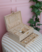 Boîte à bijoux Maison Scarlett velours beige ouverte, plateau et tiroir remplis de bijoux