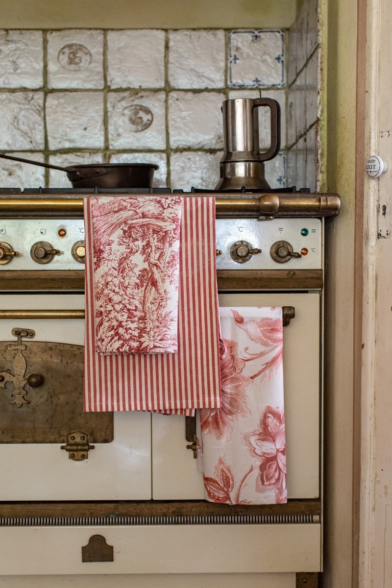 Set van 3 keukendoeken in linnen en katoen, rood en roze met toile, streep en bloemen, sfeerbeeld