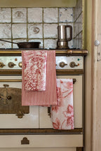 Set van 3 keukendoeken in linnen en katoen, rood en roze met toile, streep en bloemen, sfeerbeeld