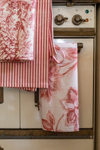 Set van 3 keukendoeken rood en roze met toile de Jouy, detail