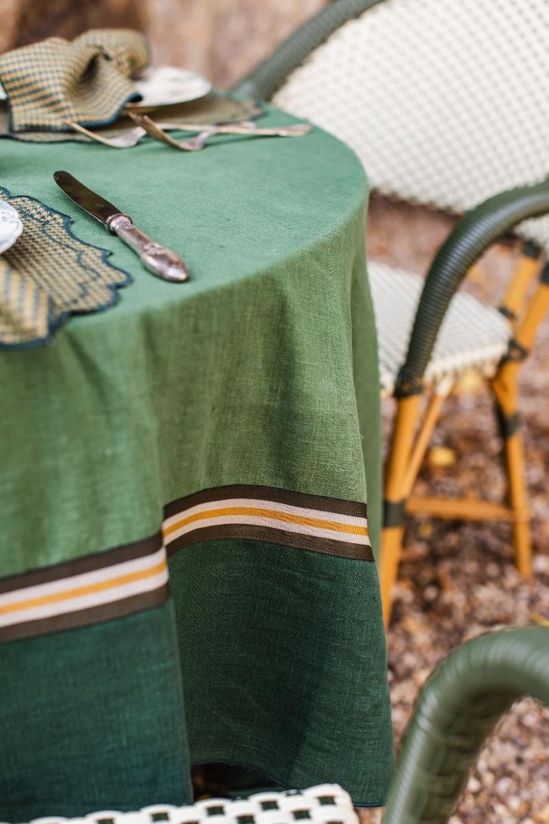 Linnen tafellaken Club in tijmgroen met gestreepte boord en bosgroene rand, detail