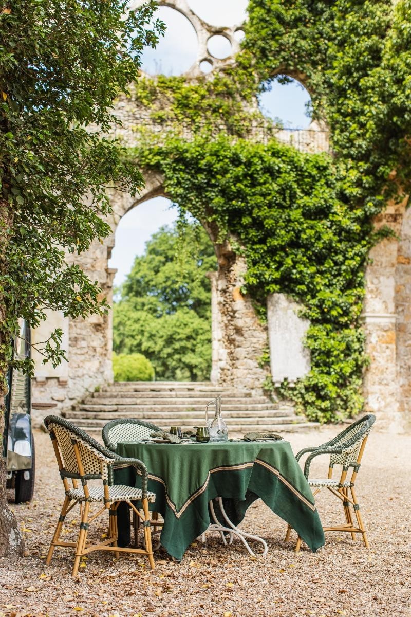 Linnen tafellaken Club tijm en bosgroen op een tafel in de tuin, sfeerbeeld