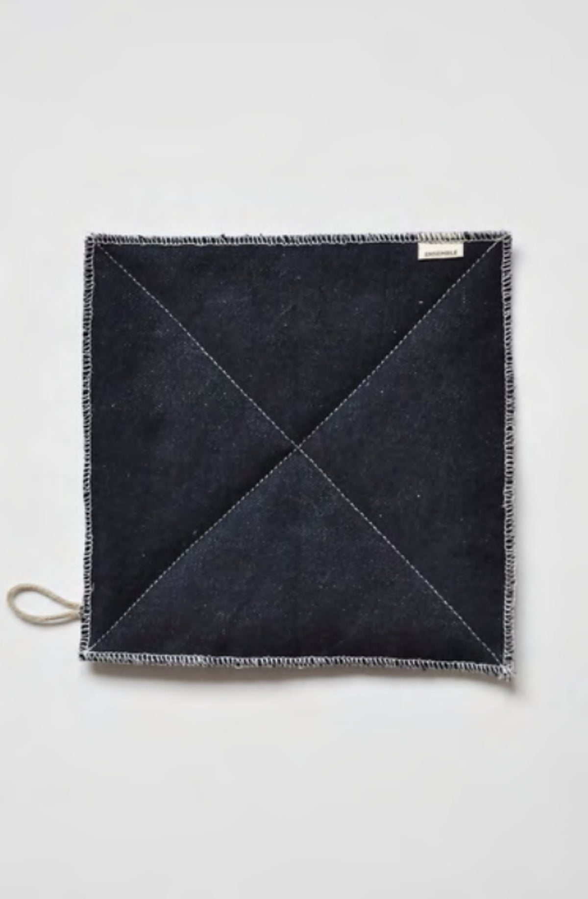 Pannenlap van Ensemble in marineblauw denim als platte packshot op lichte achtergrond