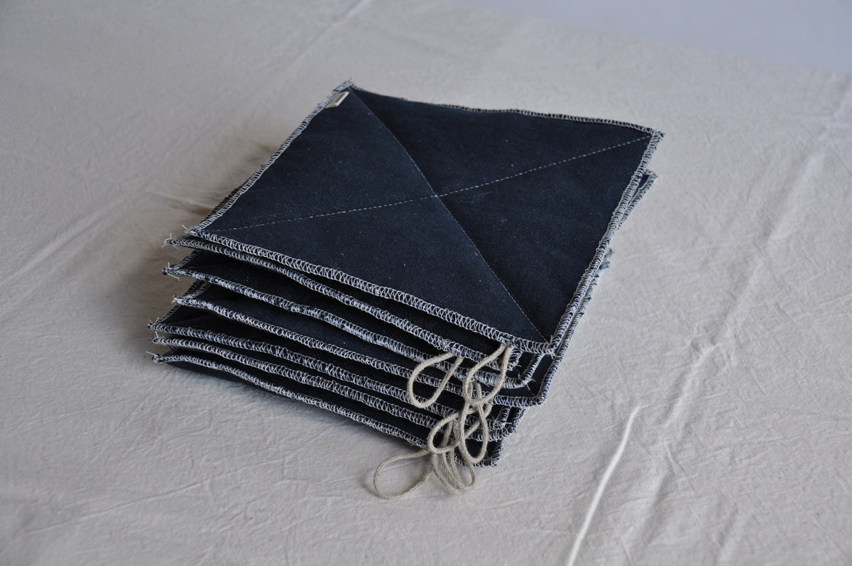 Stapel marineblauwe denim pannenlappen van Ensemble met lusjes