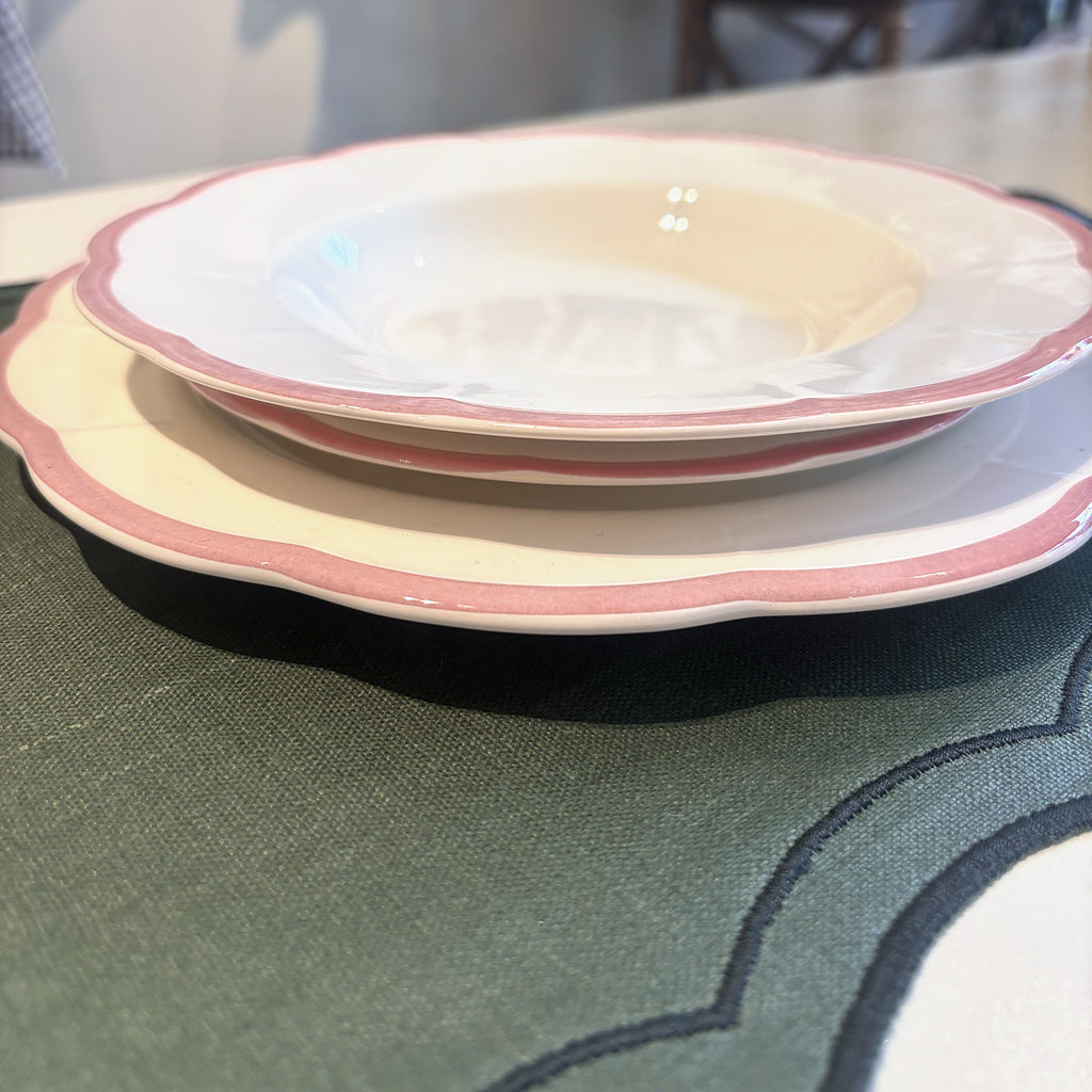 Serviesset Petalo roze, soepbord op dinerbord, zijaanzicht