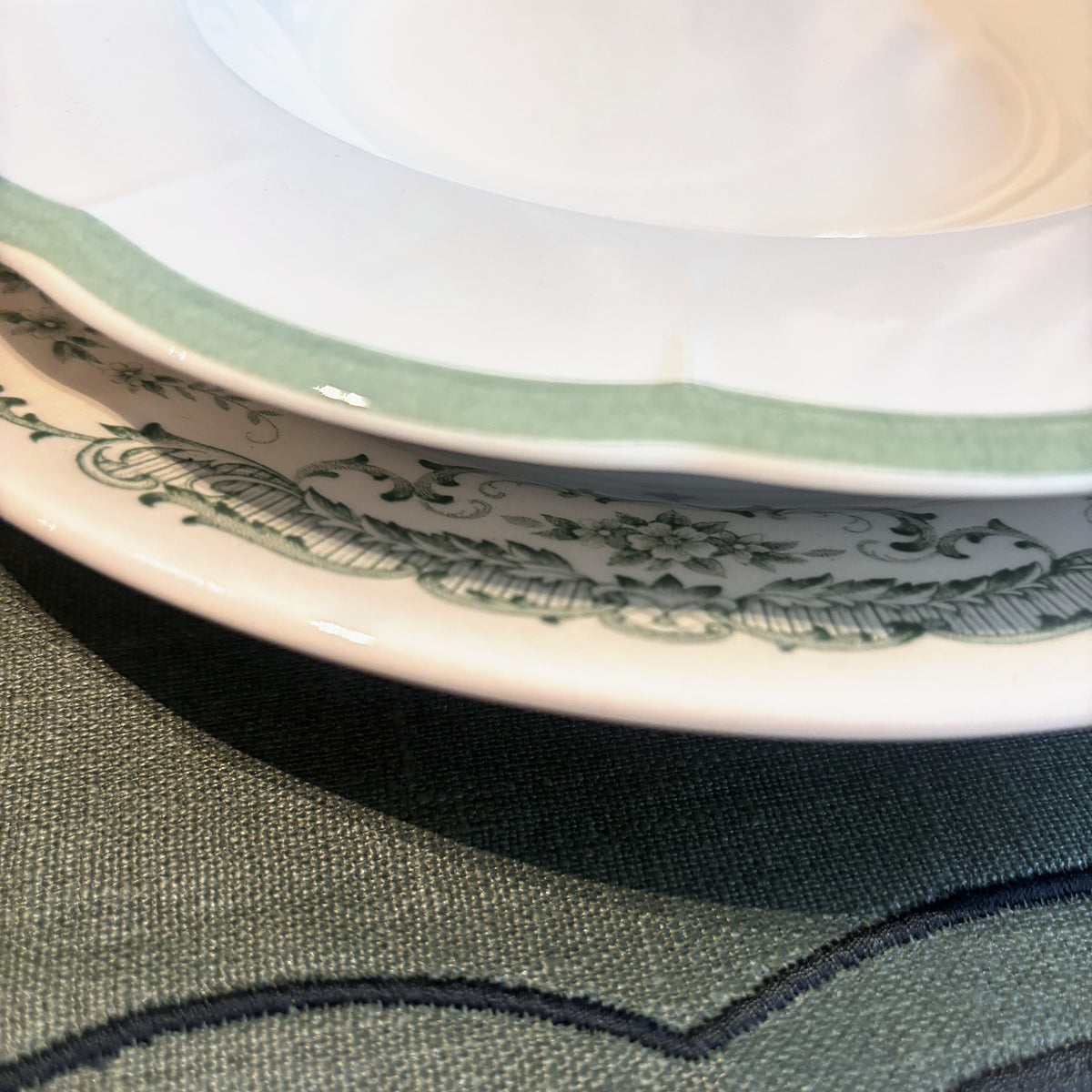 Serviesset Rose en Petalo groen, Rose dinerbord met Petalo soepbord, detail